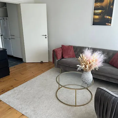 Mercedes' In Apartament *